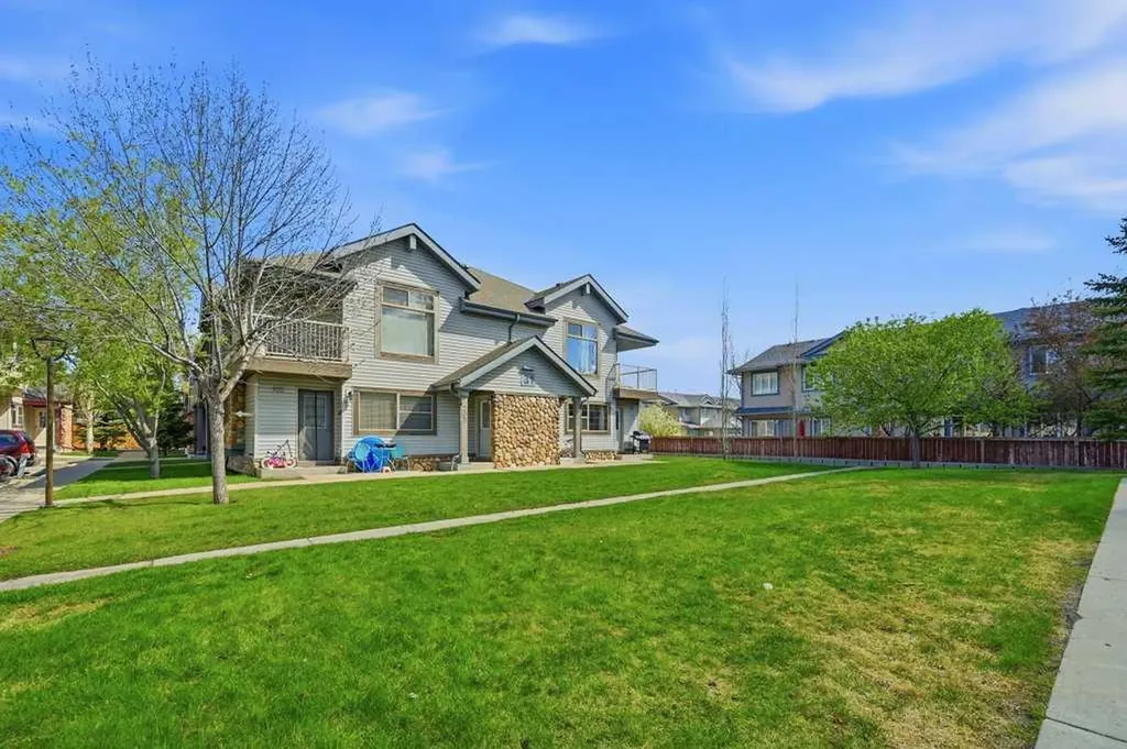 31 Everridge Square SW Calgary AB T2Y 5J7