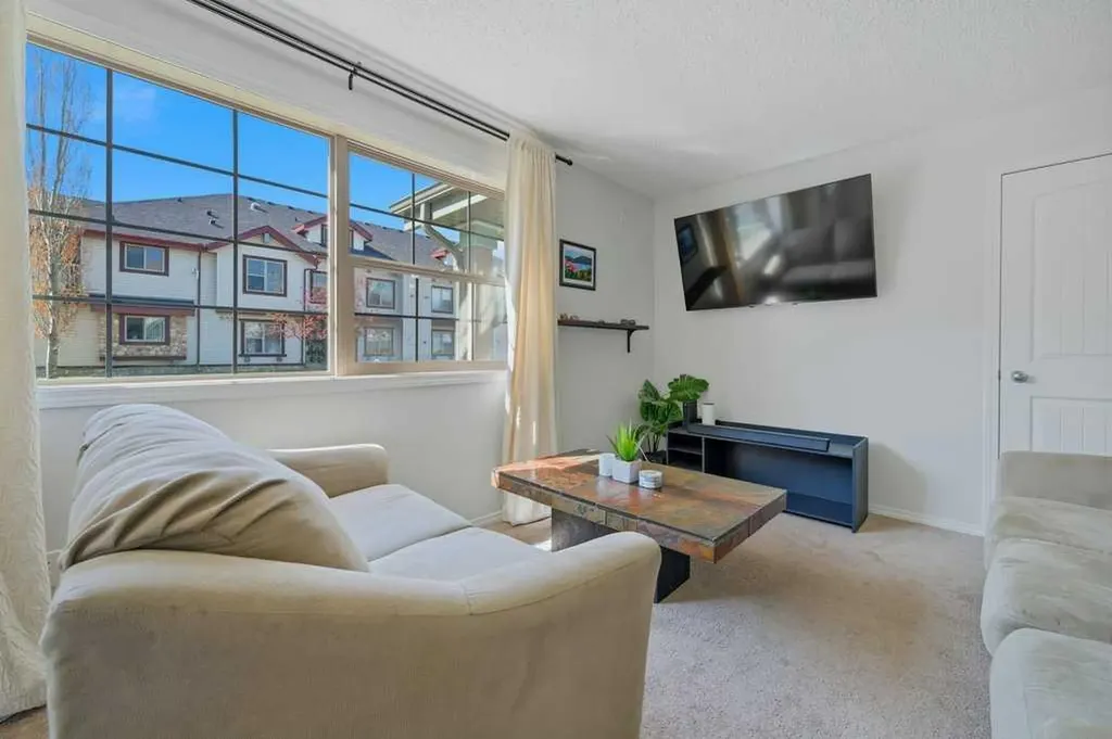 31 Everridge Square SW Calgary AB T2Y 5J7