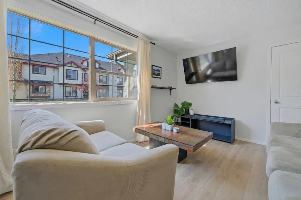 31 Everridge Square SW Calgary AB T2Y 5J7