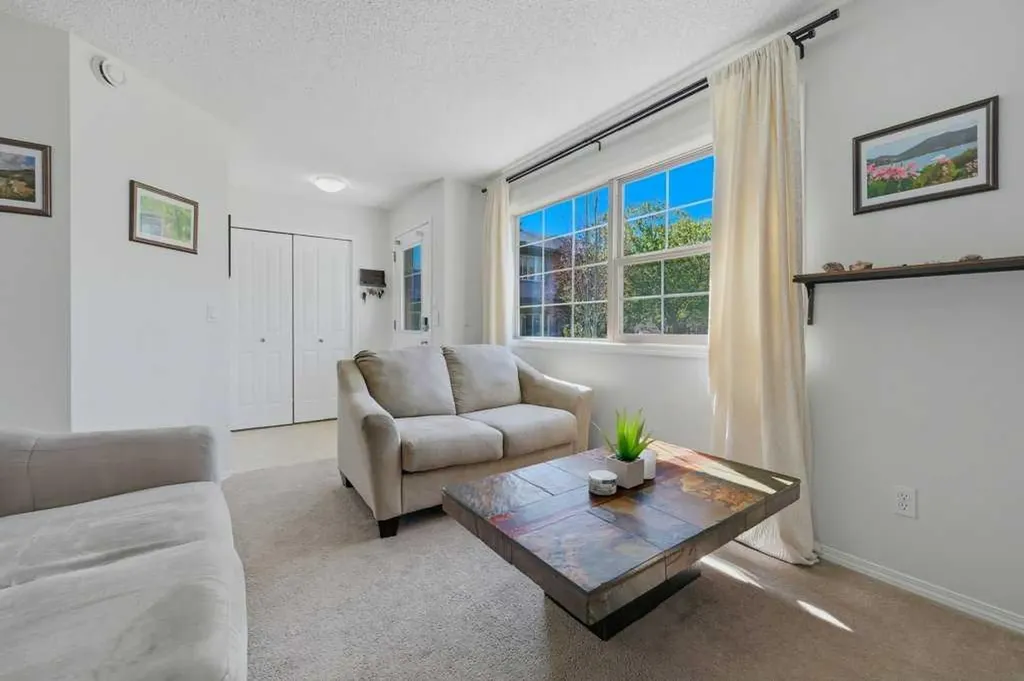 31 Everridge Square SW Calgary AB T2Y 5J7