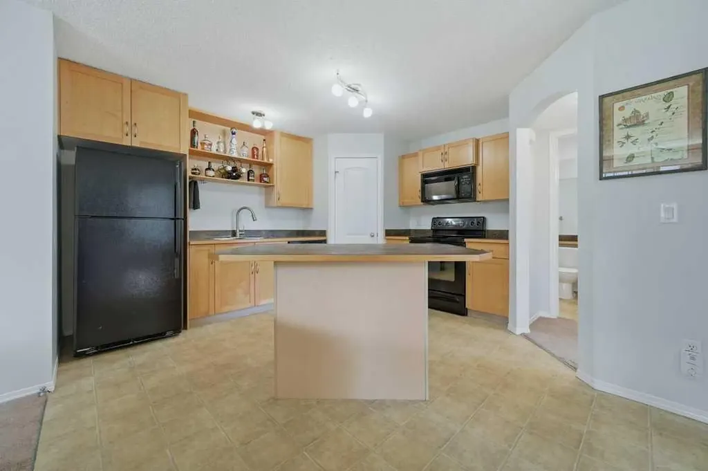 31 Everridge Square SW Calgary AB T2Y 5J7