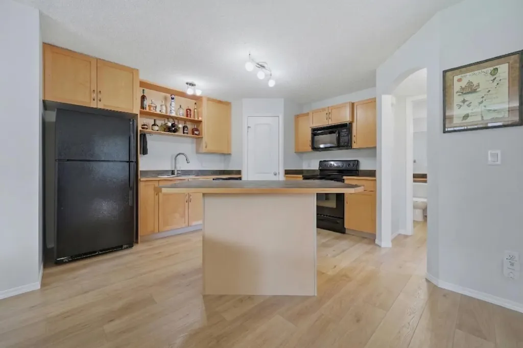 31 Everridge Square SW Calgary AB T2Y 5J7