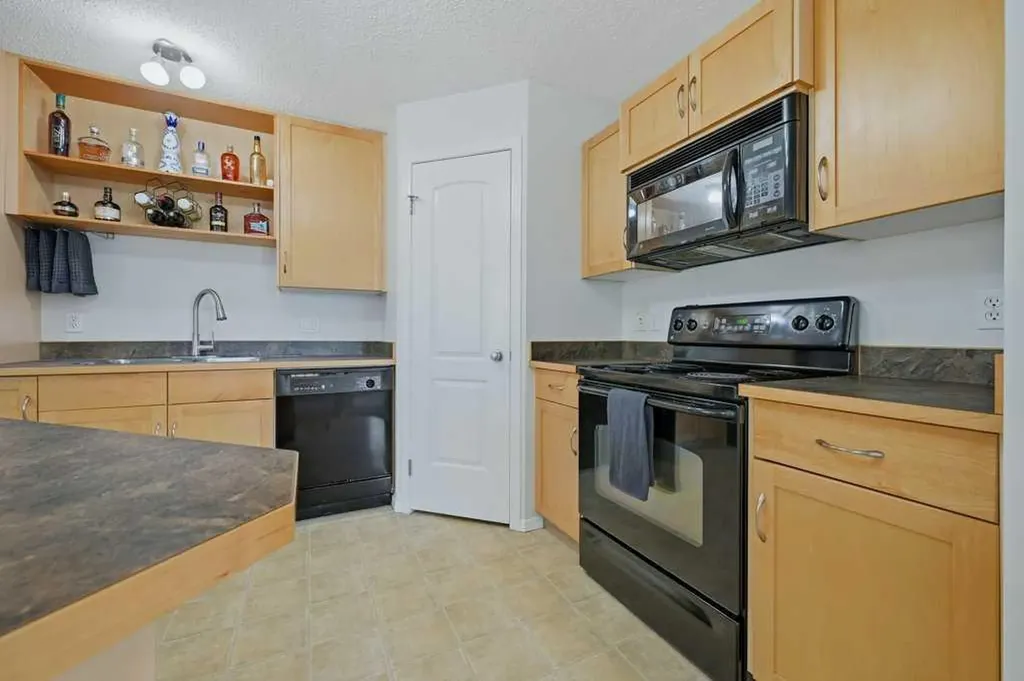31 Everridge Square SW Calgary AB T2Y 5J7