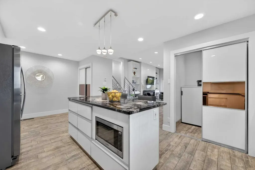 11 Selkirk Drive SW Calgary AB T2W 0M3