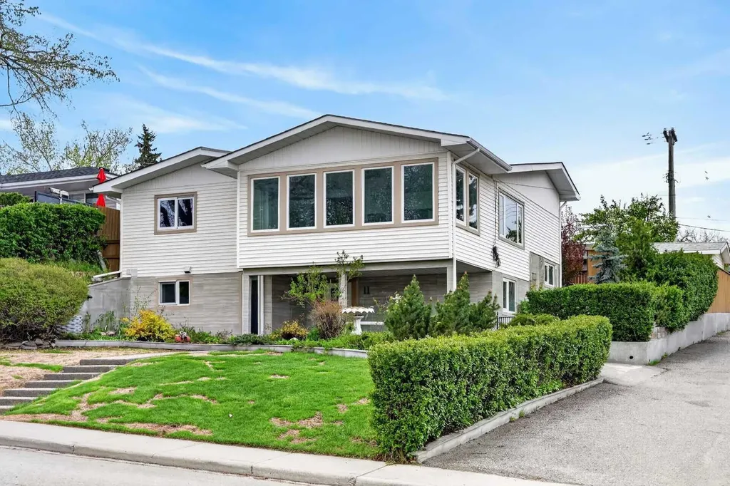 11 Selkirk Drive SW Calgary AB T2W 0M3