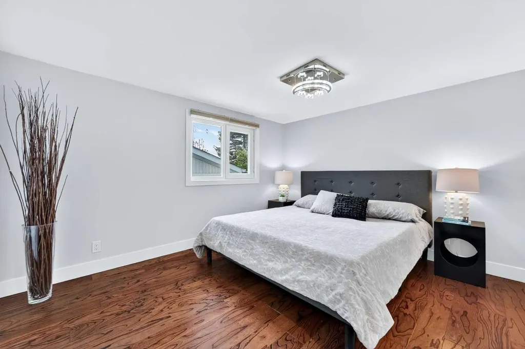 11 Selkirk Drive SW Calgary AB T2W 0M3