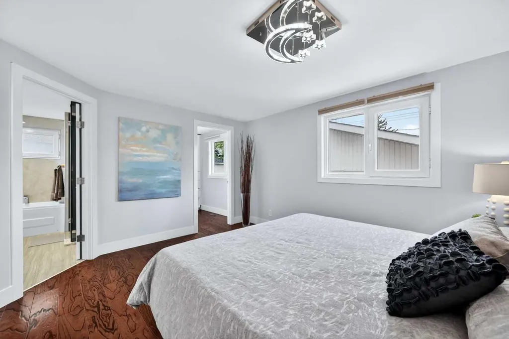 11 Selkirk Drive SW Calgary AB T2W 0M3
