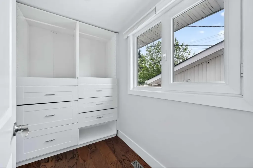 11 Selkirk Drive SW Calgary AB T2W 0M3