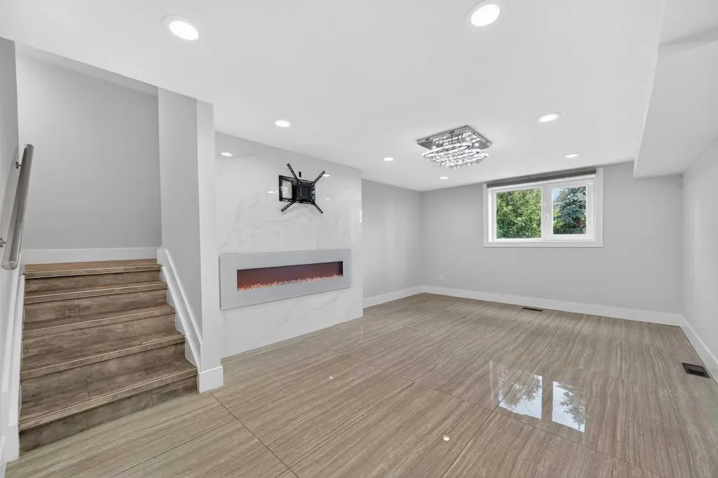 11 Selkirk Drive SW Calgary AB T2W 0M3