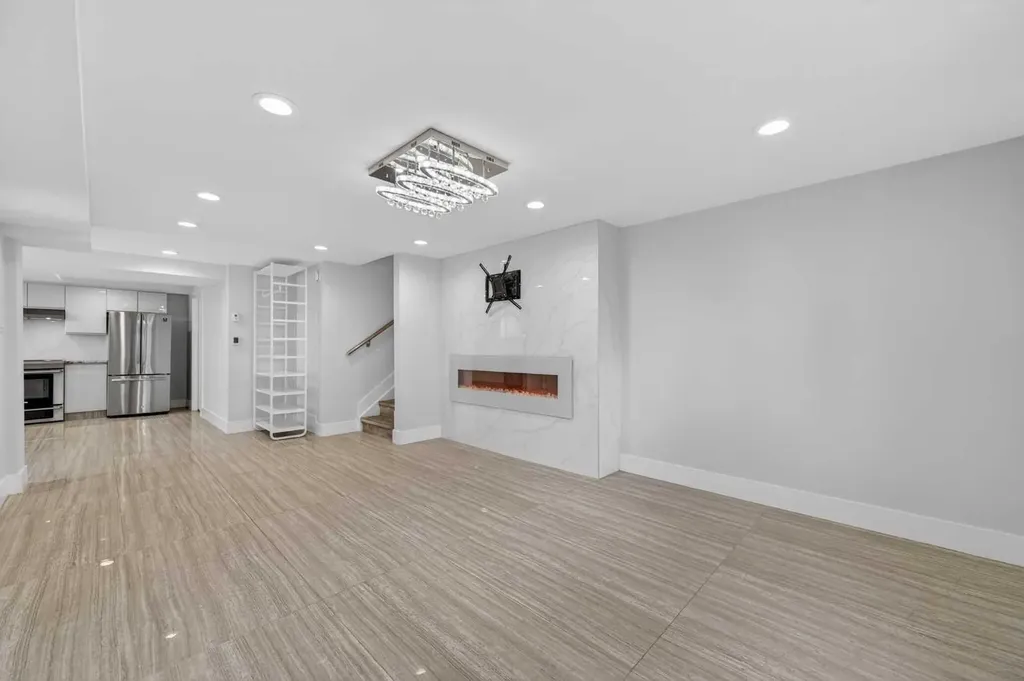 11 Selkirk Drive SW Calgary AB T2W 0M3