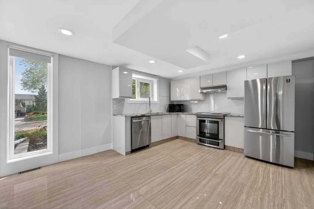 11 Selkirk Drive SW Calgary AB T2W 0M3