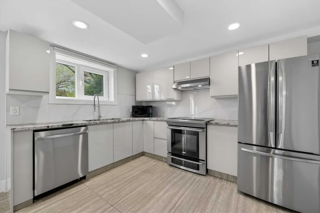 11 Selkirk Drive SW Calgary AB T2W 0M3