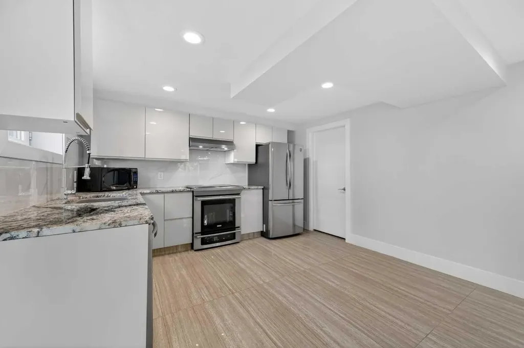 11 Selkirk Drive SW Calgary AB T2W 0M3