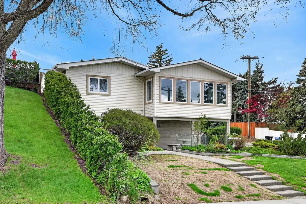 11 Selkirk Drive SW Calgary AB T2W 0M3