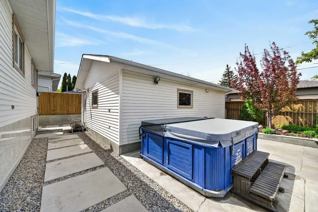 11 Selkirk Drive SW Calgary AB T2W 0M3