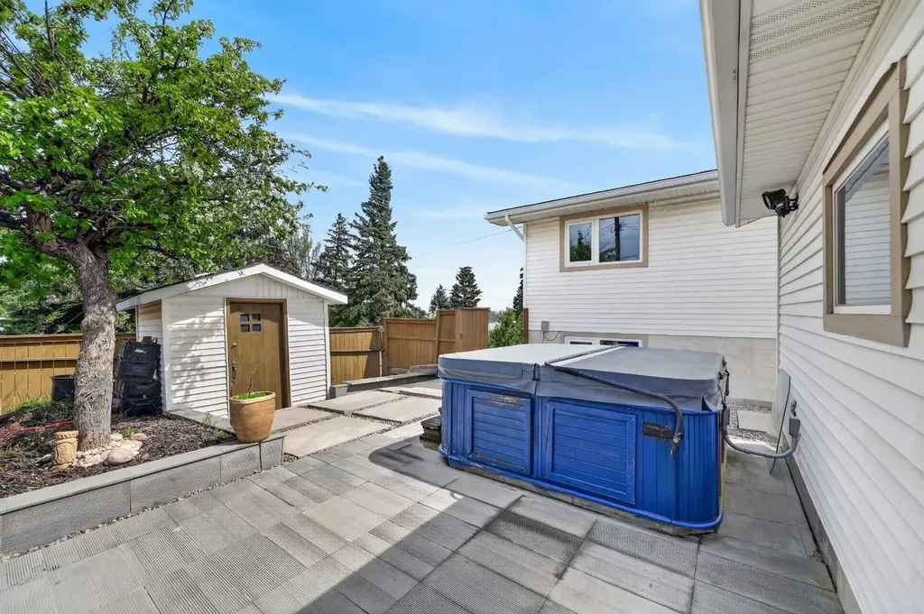 11 Selkirk Drive SW Calgary AB T2W 0M3