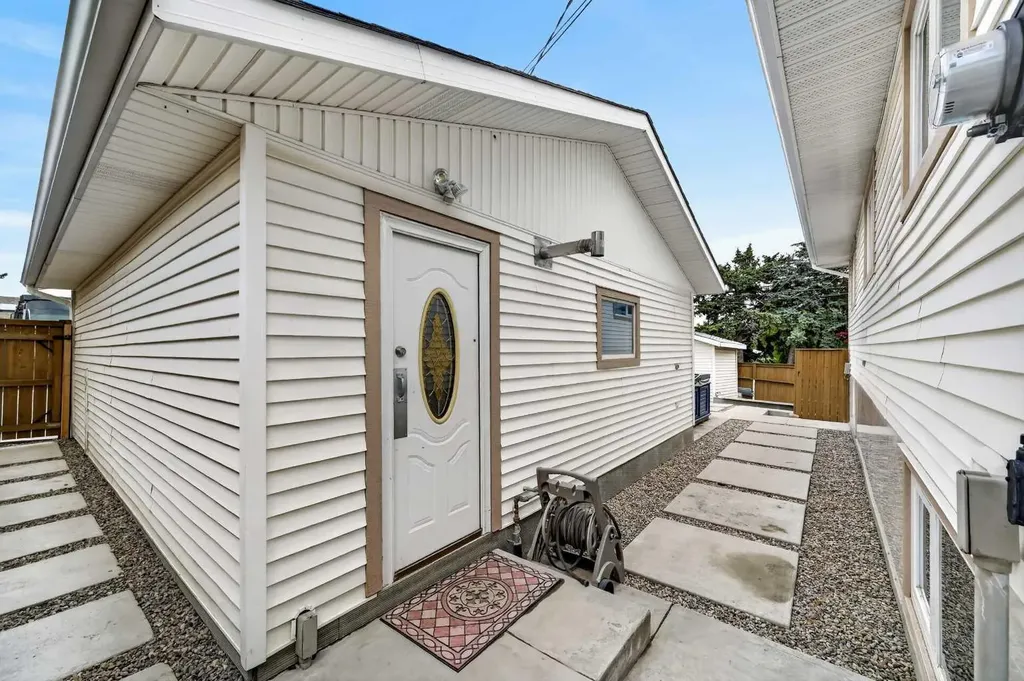 11 Selkirk Drive SW Calgary AB T2W 0M3