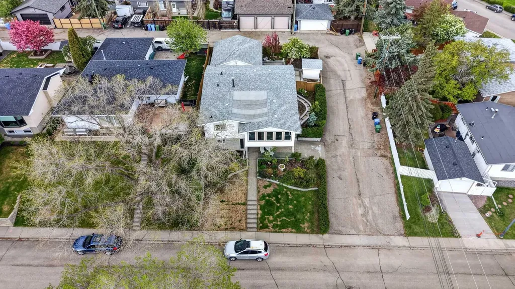 11 Selkirk Drive SW Calgary AB T2W 0M3