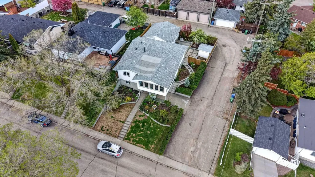11 Selkirk Drive SW Calgary AB T2W 0M3