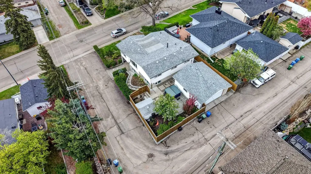 11 Selkirk Drive SW Calgary AB T2W 0M3