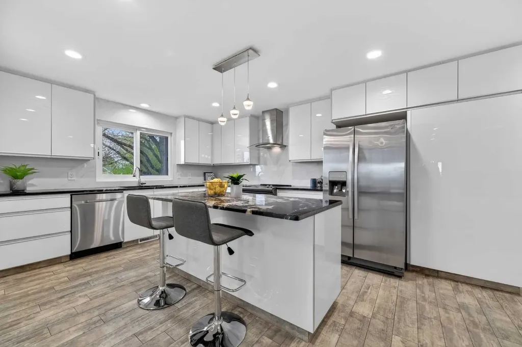 11 Selkirk Drive SW Calgary AB T2W 0M3