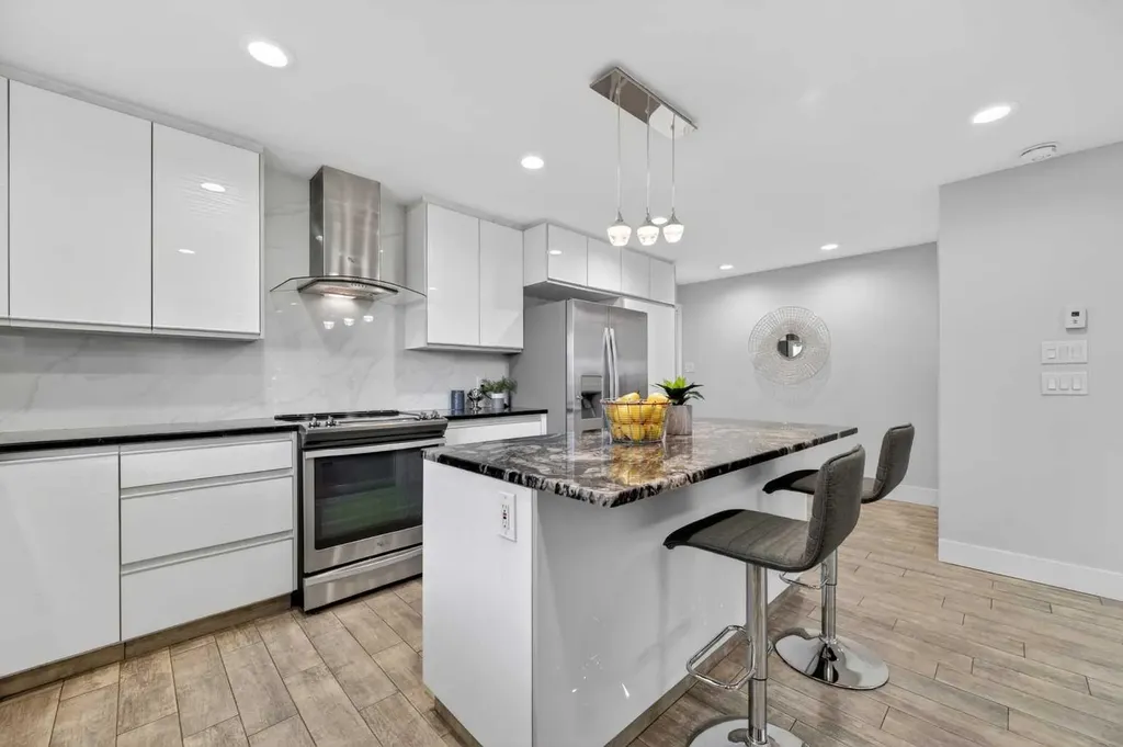 11 Selkirk Drive SW Calgary AB T2W 0M3