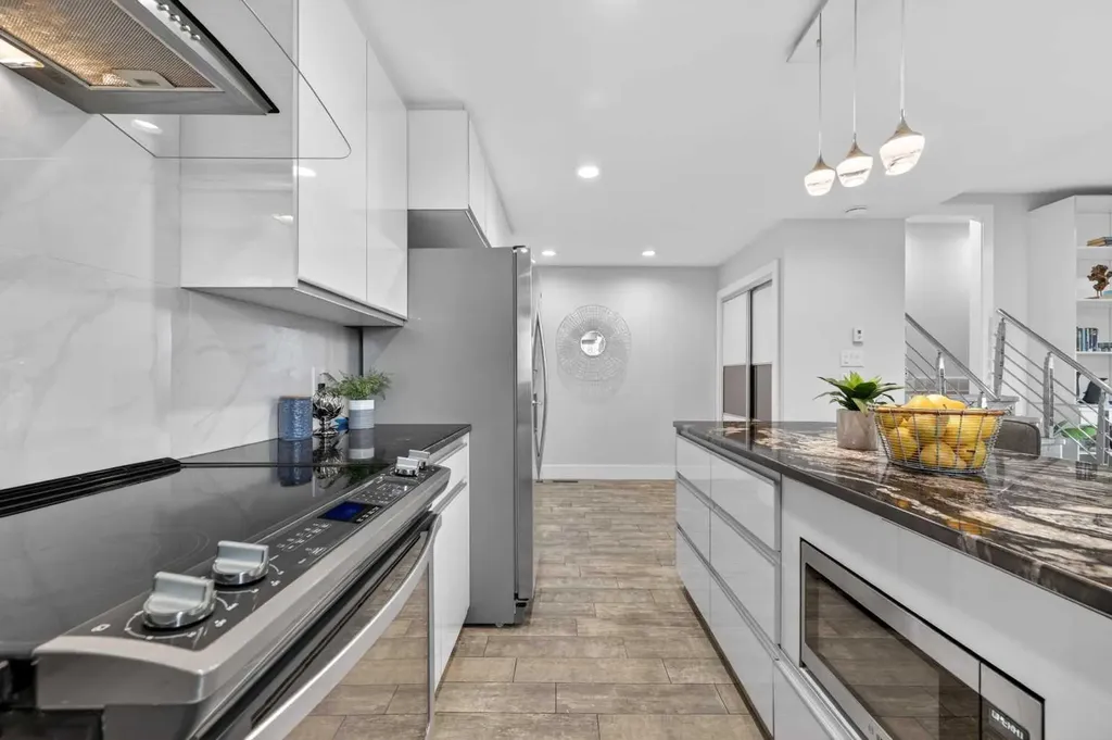 11 Selkirk Drive SW Calgary AB T2W 0M3