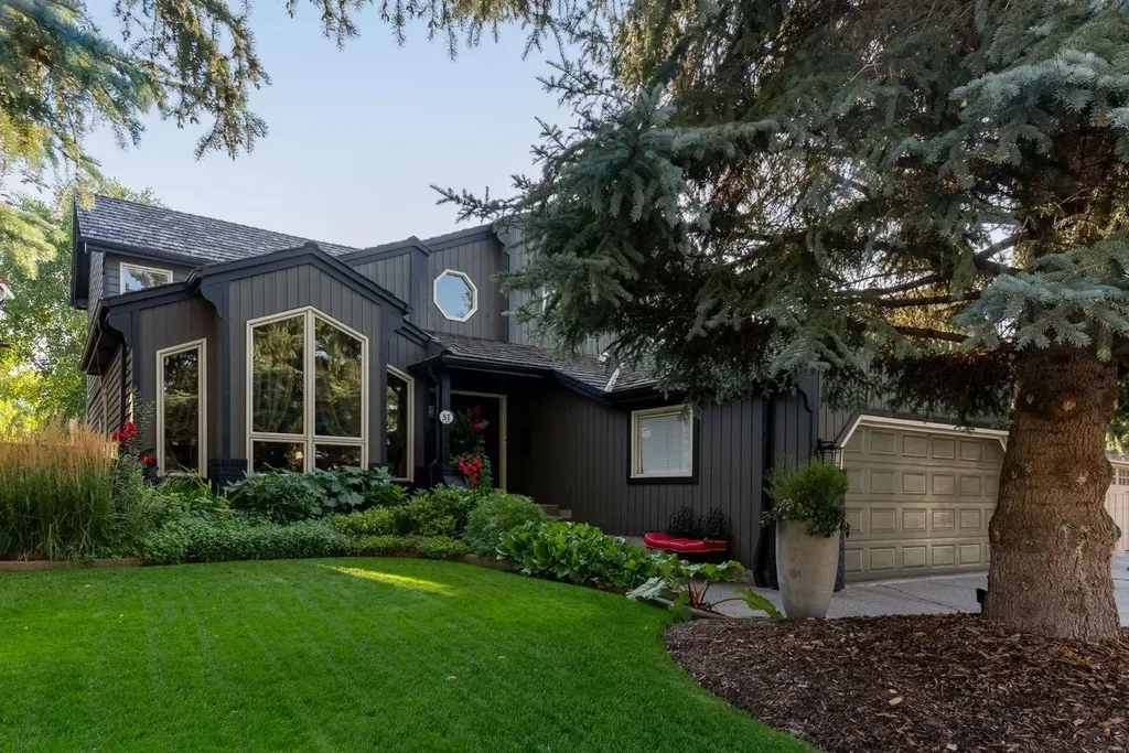 51 Woodridge Close SW Calgary AB T2W 5M2