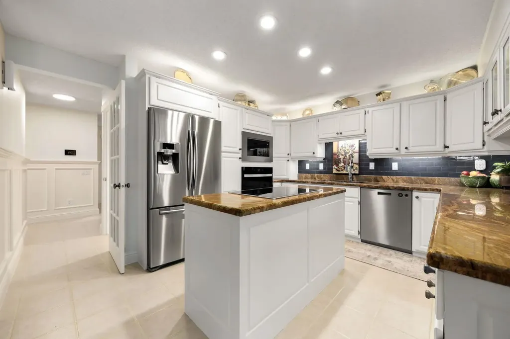 51 Woodridge Close SW Calgary AB T2W 5M2