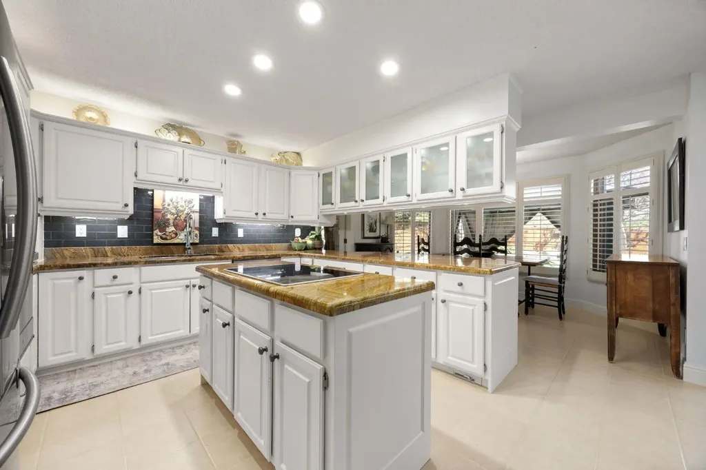 51 Woodridge Close SW Calgary AB T2W 5M2