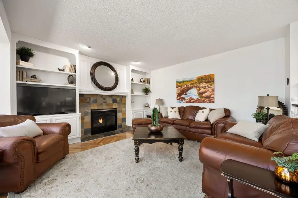 51 Woodridge Close SW Calgary AB T2W 5M2