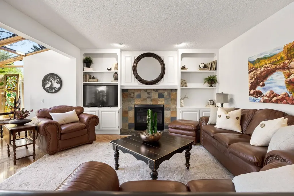 51 Woodridge Close SW Calgary AB T2W 5M2