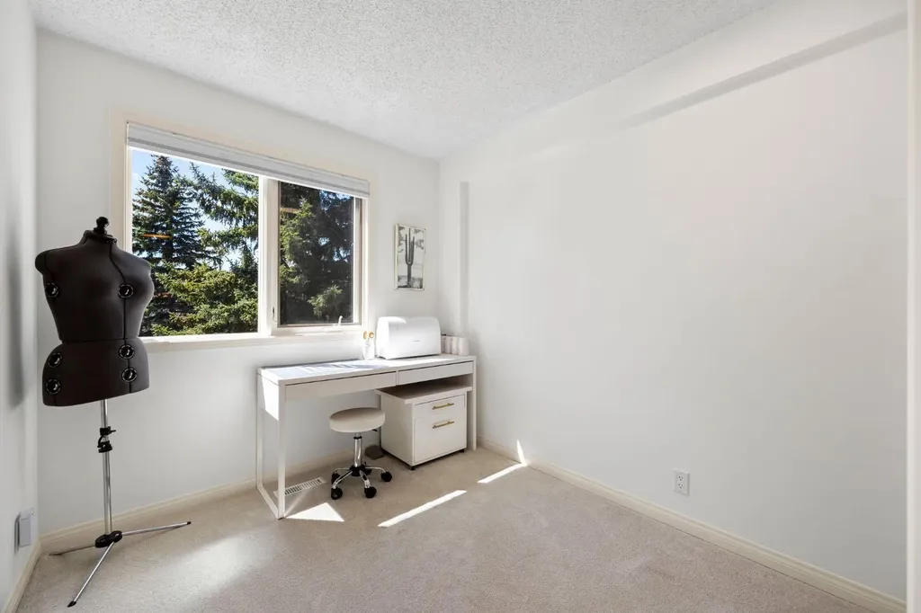 51 Woodridge Close SW Calgary AB T2W 5M2