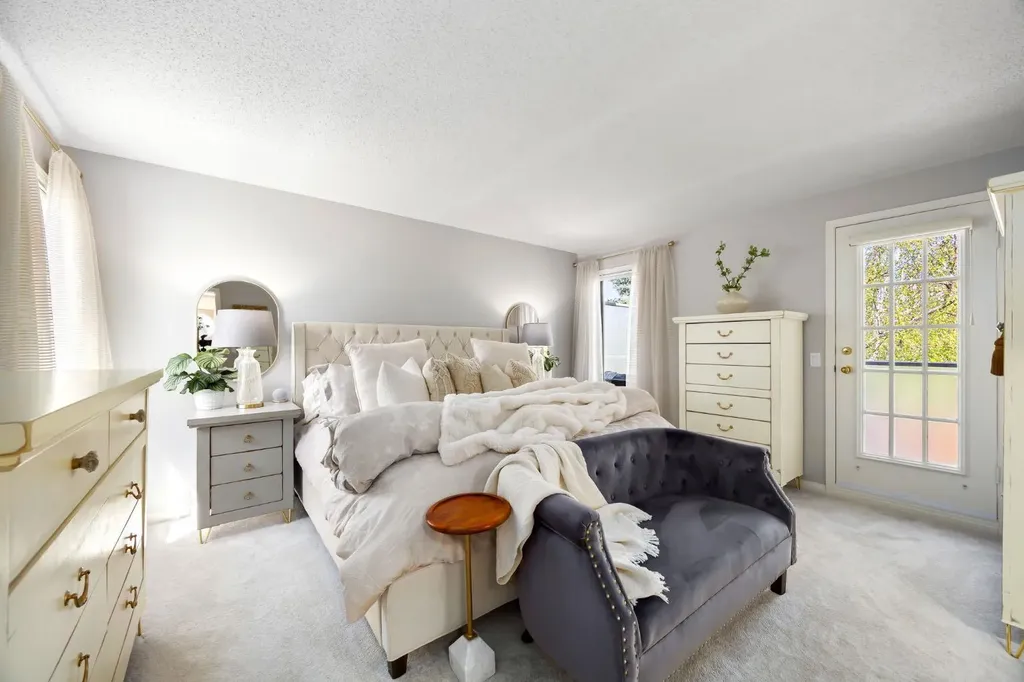 51 Woodridge Close SW Calgary AB T2W 5M2