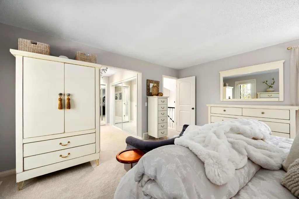 51 Woodridge Close SW Calgary AB T2W 5M2