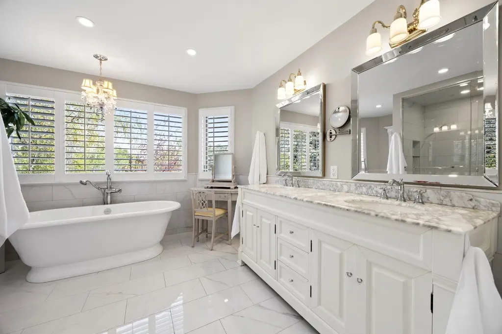 51 Woodridge Close SW Calgary AB T2W 5M2