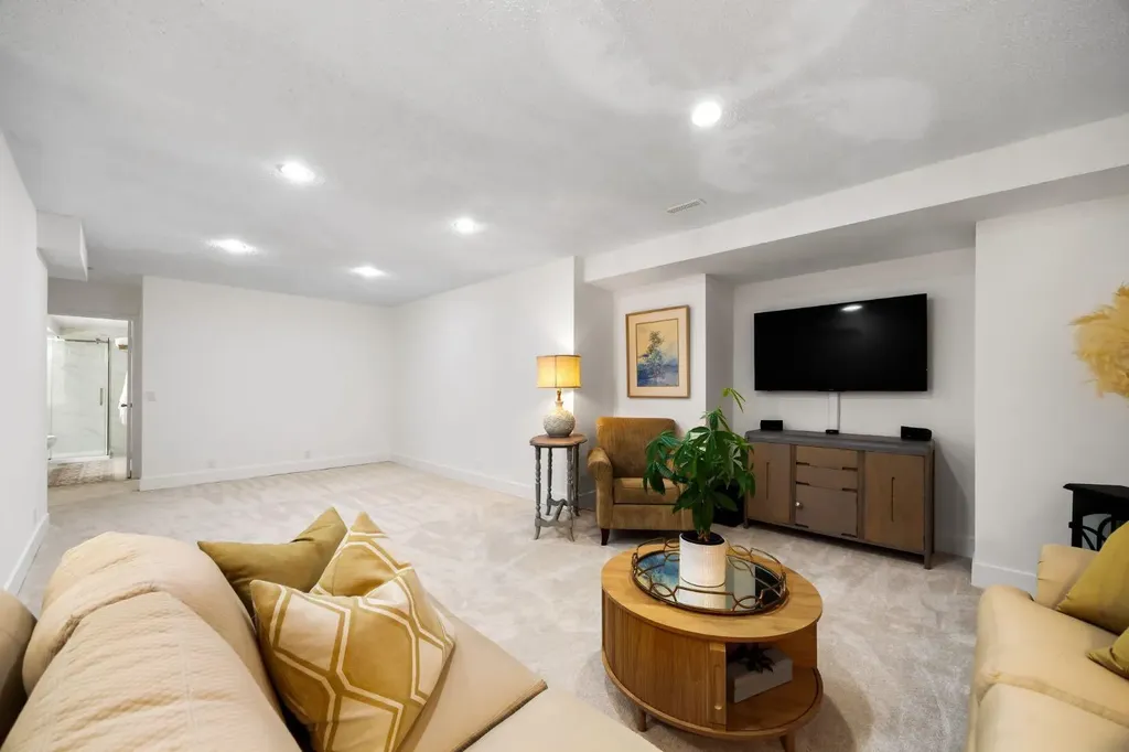 51 Woodridge Close SW Calgary AB T2W 5M2