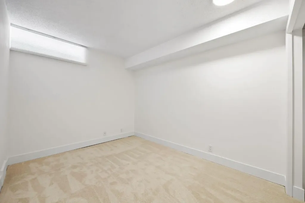 51 Woodridge Close SW Calgary AB T2W 5M2