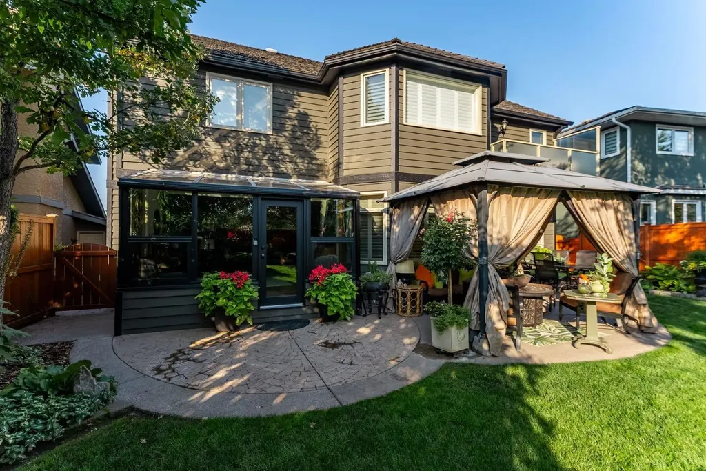 51 Woodridge Close SW Calgary AB T2W 5M2