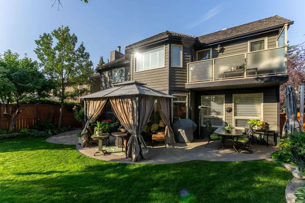 51 Woodridge Close SW Calgary AB T2W 5M2