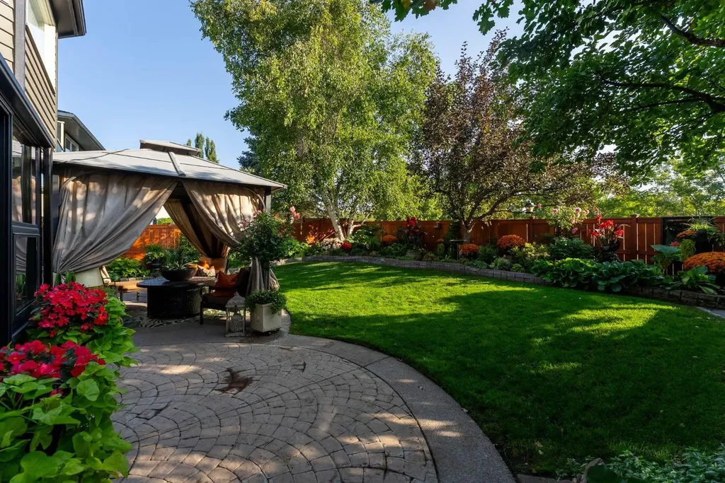 51 Woodridge Close SW Calgary AB T2W 5M2