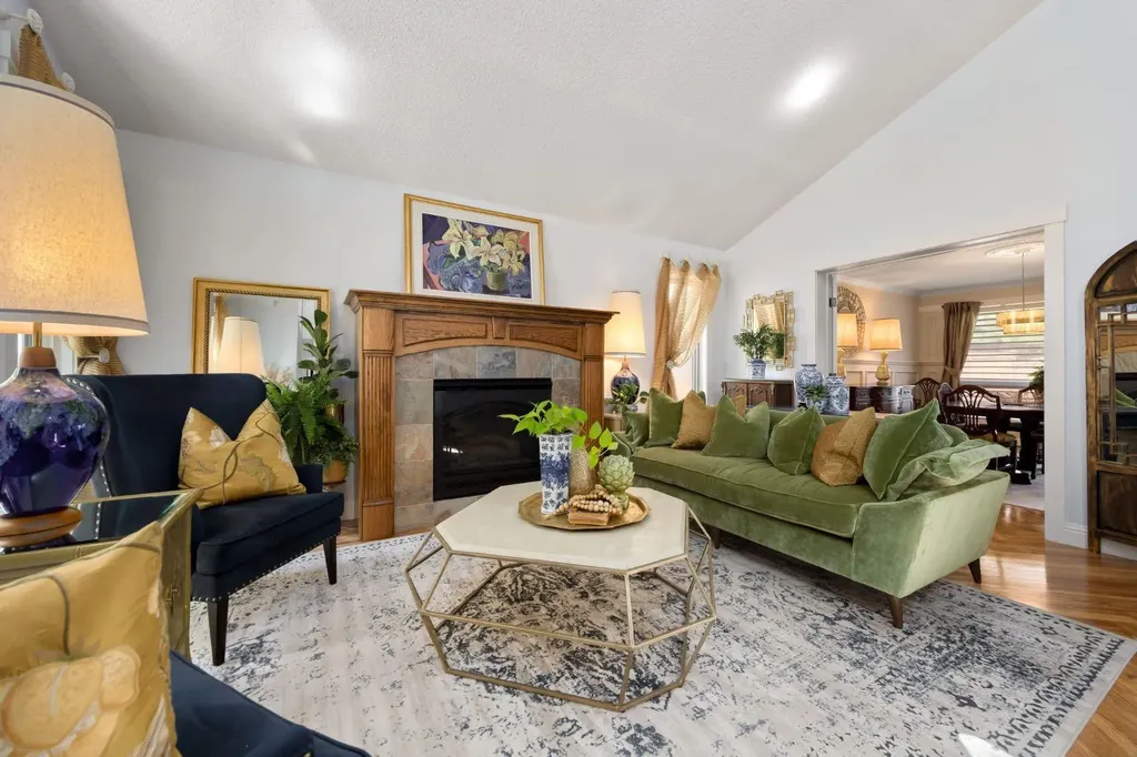 51 Woodridge Close SW Calgary AB T2W 5M2