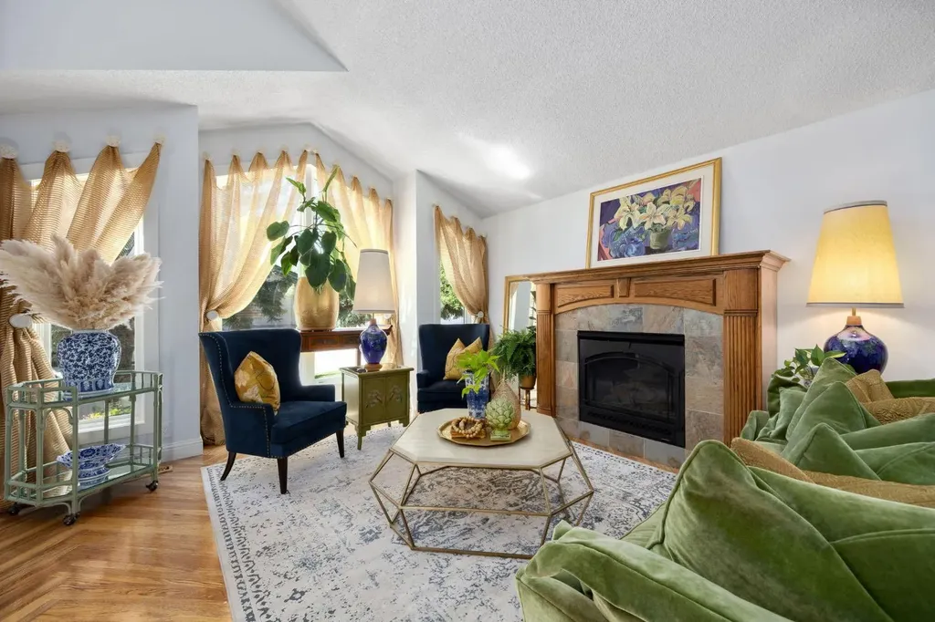 51 Woodridge Close SW Calgary AB T2W 5M2