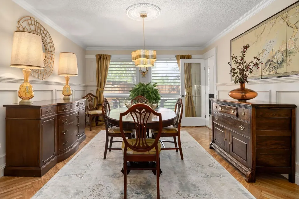 51 Woodridge Close SW Calgary AB T2W 5M2