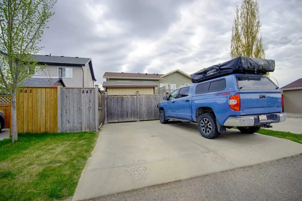 847 Silkstone Close W Lethbridge AB T1J 5K1