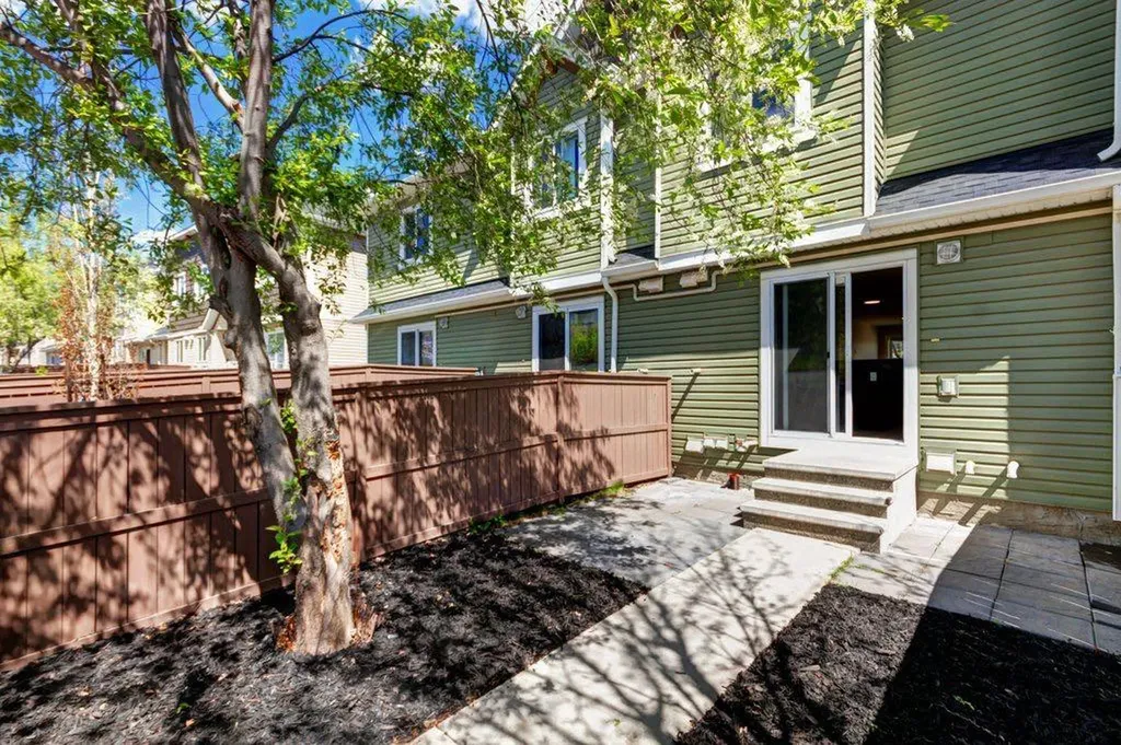 95 Aspen Hills Drive SW Calgary AB T3H 0P8