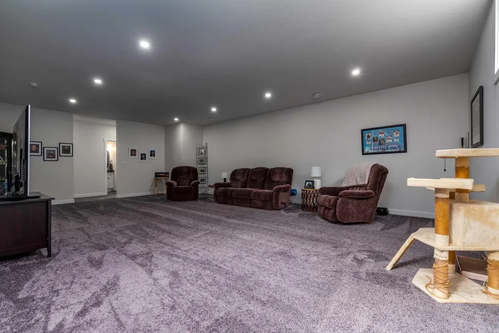 7302 37 Street Close Lloydminster AB T9V 3P7