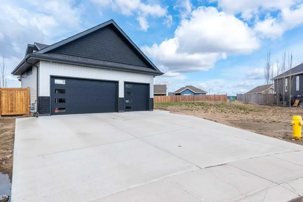 7302 37 Street Close Lloydminster AB T9V 3P7