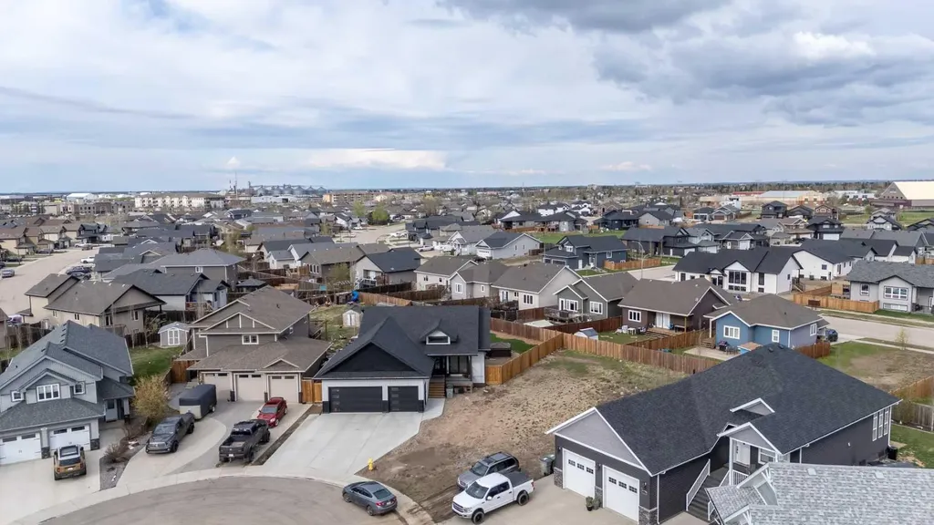 7302 37 Street Close Lloydminster AB T9V 3P7