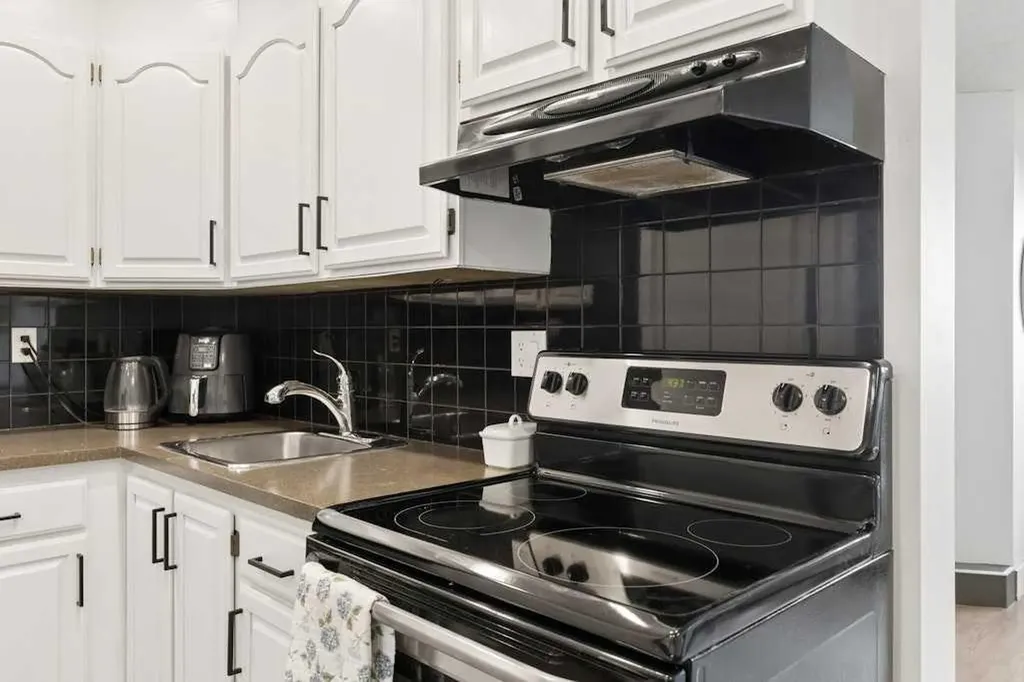 3809 45 Street SW Calgary AB T3E 3H4
